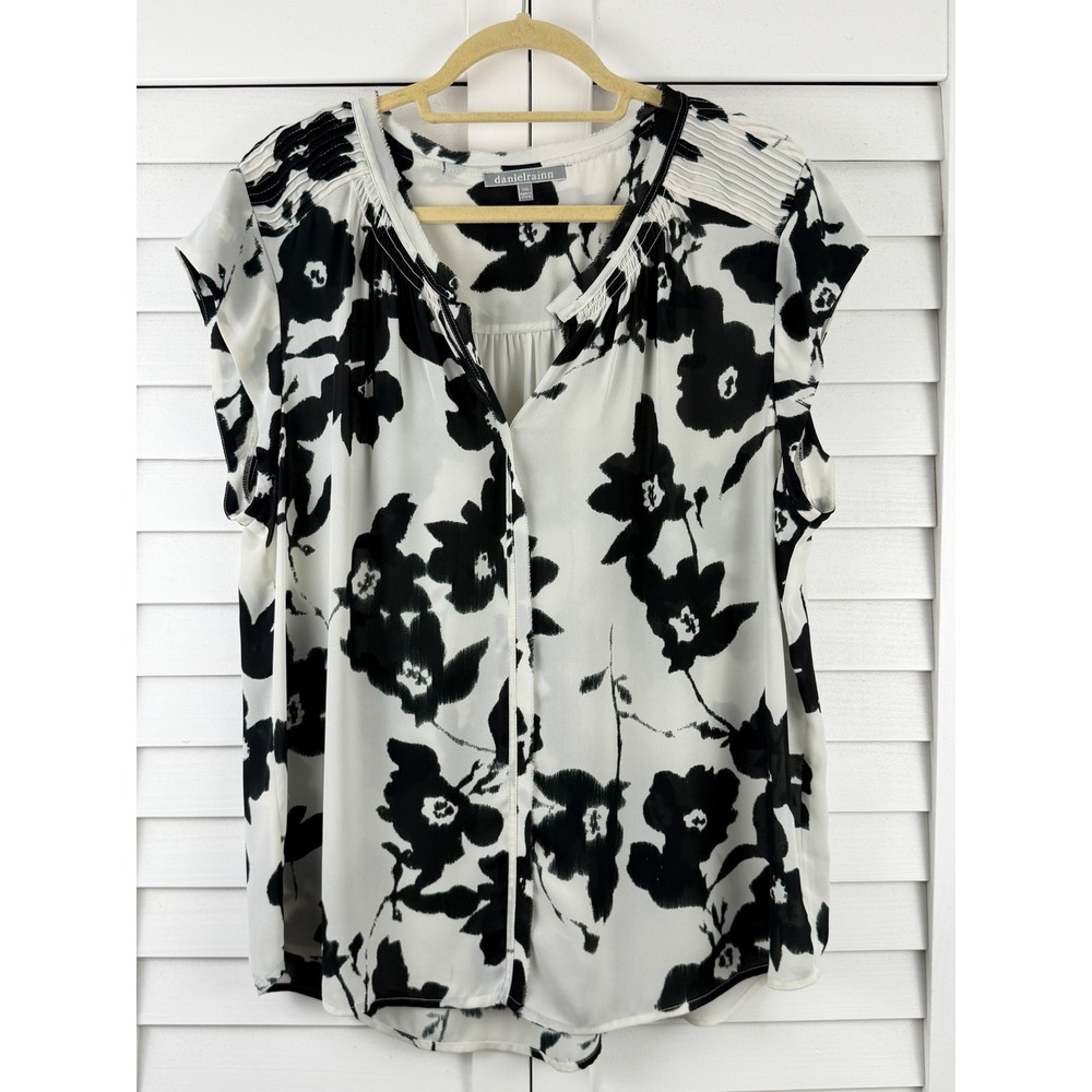 Daniel Rainn Blouse XXL White Black Floral Pleated Cap Sleeve‎ Split Neck